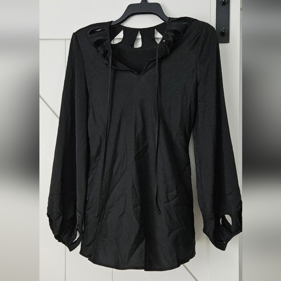 πElegant Black Blouse/Top with Cutout Design Size XS Also Fits As Size Smallπ - Picture 2 of 6